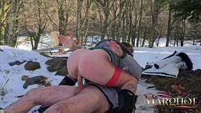 urbex foret enneigee a cote d’une cascade : je suce mon mec et un promeneur, il me baise la chatte dans la neige pendant que je suce mon mec – puis mon mec me prend, mais stoppe par des randonneurs