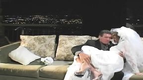 He fucks his wife in the fresh air