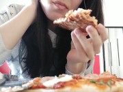 Giganta juega con tinys en su comida [Giantess full video]