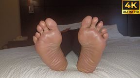 Big Beautiful Puerto Rican MILF gets her Toes Sucked by Young Reflexologist (4K)