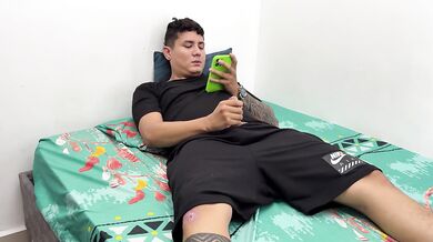 Descubro que mi hermanastro es un adiscto al pornoy le calmo sus ancias con una rica follada.