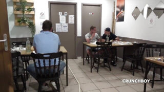 Os franceses Apolo Adrii e Jess Royan se entregam a uma sessão de sexo anal selvagem em público.