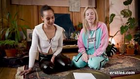 ”Ersties - Goldene Dusche und Dildospiele mit Mia A und Lia A”