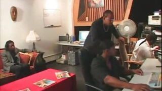 Sperma w ustach, orgia, seks grupowy, gangbang &#8211; Clair Brown ruchana w dupę przez wielkiego czarnego kutasa