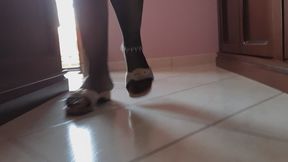 camminata veloce in casa con collant 8 den. con zoccoli in legno