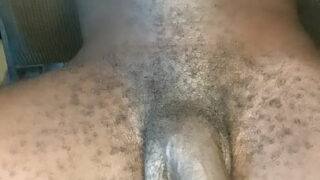 Ingeoliede jonge kerels strelen hun grote, harige piemels in close-up voordat ze kontneuken en klaarkomen.