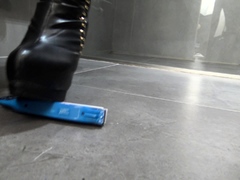 i pee on crushing things