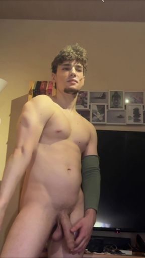 Big guy flexxing naked with big cock out