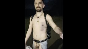 Gewagter Spaziergang im G-string!