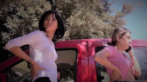 Susy e Nicole: car cranking (Shoeplay)