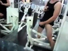 masturbandose en el gym