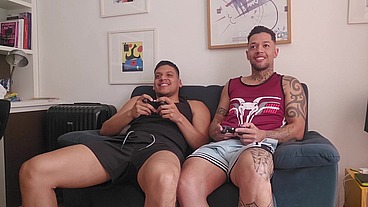 Meu primo perde jogando videogame e me da o cú