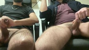 no me pude contener y chupe su polla mientras mirabamos porno