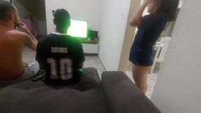 apostou a mulher com o melhor amigo no jogo de futebol e perdeu entao o amigo acabou fodendo a esposa safada