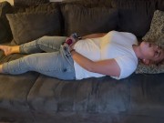 Selbstbefriedigung masturbieren Jeans auf dem Sofa multiple Orgasmen komme zweimal klitoris reiben