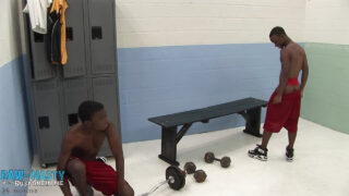 Video hardcore del giovane tatuato Tyler Trenton, scopato analmente da un BBC