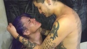 Le met&iacute_ el pie por el culo