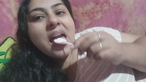 Chupetín de corazón deslizándose lentamente por mi boca..