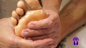 Foot massage for brunette queen Mia Marin