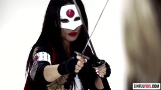 Lésbicas Kleio Valentien vestidas de Harley Quinn e Asa Akira como Katana lambendo e fodendo