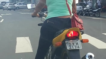 Morena de moto