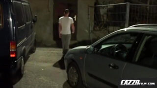 Orgia amatoriale fatta in casa: Lucas Knowles e Leo Yankho legati e dominati in un'intensa scopata anale di gruppo