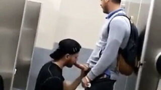 Utendørs offentlig moro med raseblanding amatører som stryker massive kuker, suger og barebacker rumper