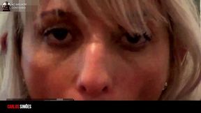 coroa loira tatuada com dotado