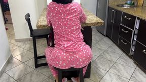 mi hermosa hijastra en pijama le gusta sentarse con su gran culo para afuera
