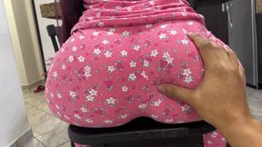 mi hermosa hijastra en pijama le gusta sentarse con su gran culo para afuera
