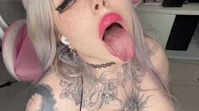 gamer girl didn t turn off her stream and fucked herself hard right in front of the camera during the stream