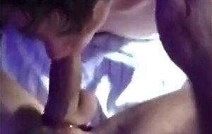 Alter Kerl bekommt einen Amateur Blowjob von einem jungen Mann