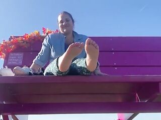 STARE AT THE GIANTESS&#039; FEET