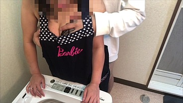旦那の上司と浮気SEX。洗濯中の人妻にムラムラしてその場でハメまくってた。