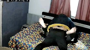 FLAGRA MOSTRA 2 HOMENS TREPANDO ESCONDIDO APOS SUA ESPOSA SAIR
