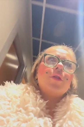 Sandie Candy Cumwalk