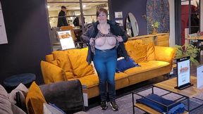hexhib dans un magasin de meubles avec des gens derriere moi