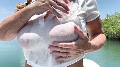MILF melts ice with her big freckled tits