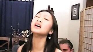 Una nena china se lo mete hasta el fondo de su culo apretado