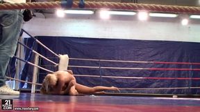 Sexy girlfriends Linda Ray and Lioness are hunters for pleasure at the ring