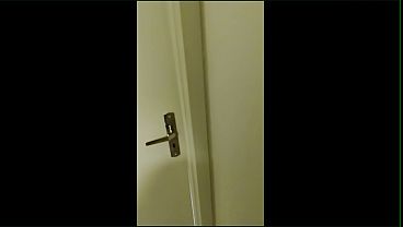 Corno deixou seus amigos arrombar sua esposa novinha 18 anos hotwife no sof&aacute_ depois do jogo