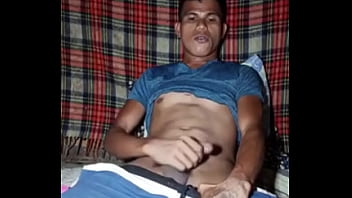 Cafu&ccedil_u gostoso e pirocudo batendo uma punheta gostosa e fumando