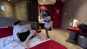 babydan recibe un bano de esponja de marialuna la enfermera, centrandose en un area en particular