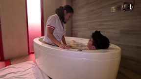 babydan recibe un bano de esponja de marialuna la enfermera, centrandose en un area en particular