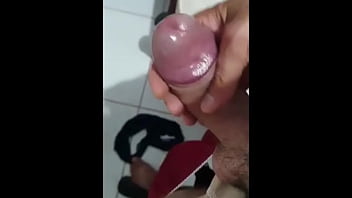 Video de branquelo batendo punheta para enviar para a amante de outra cidade. Garoto se masturbando ate gozar.