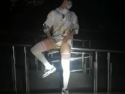 通行人に公園で自慰行為をしている白いストッキングのかわいい男の子