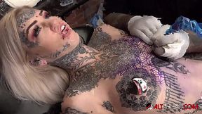 Tatted Amber gets off with Sascha's busty help