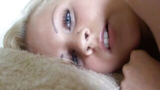 Amatérská osmnáctiletá teenagerka v prdeli do zadku až do orgasmu