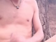 Me desnudo en el bosque y me pongo a pajearme y me sale mucha LECHE