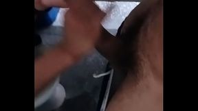 Novinho bate pra mim no banheiro da rodovi&aacute_ria